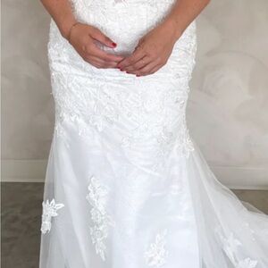 Elegant White Lace Wedding Dress